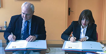 Antonio Insolia, Direttore Sezione Catania INFN e Giuseppina Montella, Dirigente scolastica Cannizzaro nel momento della firma del Protocollo Antonio Insolia, Direttore Sezione Catania INFN e Giuseppina Montella, Dirigente scolastica Cannizzaro nel momento della firma del Protocollo