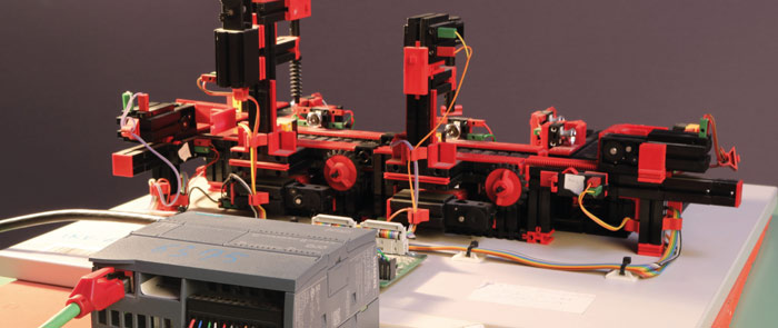 Modello di catena di montaggio con nastri trasportatori,
spintori, macchine utensili, sensori a barriera,
automatizzata tramite PLC Siemens S7-1200
programmata e controllabile via interfaccia Ethernet
(settore Elettrico-Elettronico