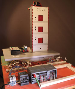 Modello di ascensore a tre piani completo
di sensori, pulsanti di chiamata, attuatori
portelli, automatizzata tramite PLC Siem